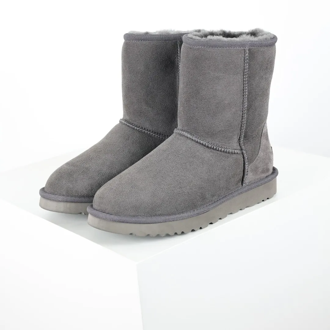 Pick up locally 💰600 Core recommendation Good price Cashmere insoles are a very suitable choice for keeping warm in winter and at home. In the new year, uug launched a series of styles, which are partially geared towards the preferences of young consumers and have also moved to the forefront of fashion trends. Shoe body material Water-repellent coated suede upper 17mm UGGPURE™ implanted wool insole Lightweight non-slip comfortable rubber outsole With brand LOGO Trademark Comes with a full set of packaging Size: 35 36 37 38 39 40